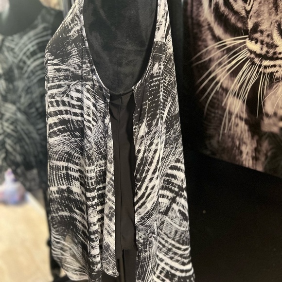 🖤🖤 EUC-ROZ & ALI BLACK AND WHITE SLEEVELESS BLOUSE SZ XL🖤🖤 - Picture 4 of 9